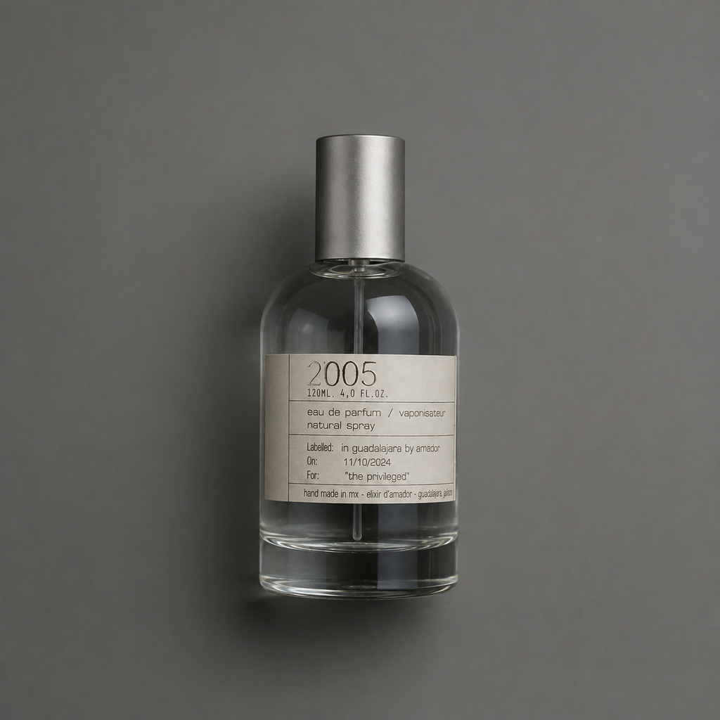 2005 de Elixir Amador: frasco cilíndrico de 120 ml sobre fondo gris.