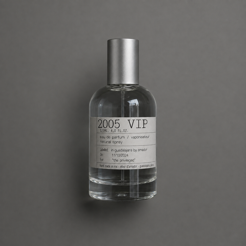 2005 VIP de Elixir Amador: frasco cilíndrico de 120 ml sobre fondo gris.