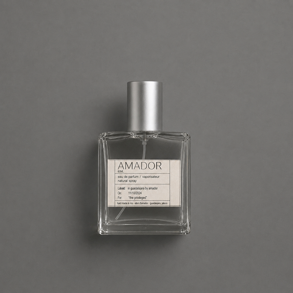 Amador de Elixir Amador: frasco cuadrado de 60 ml sobre fondo gris.