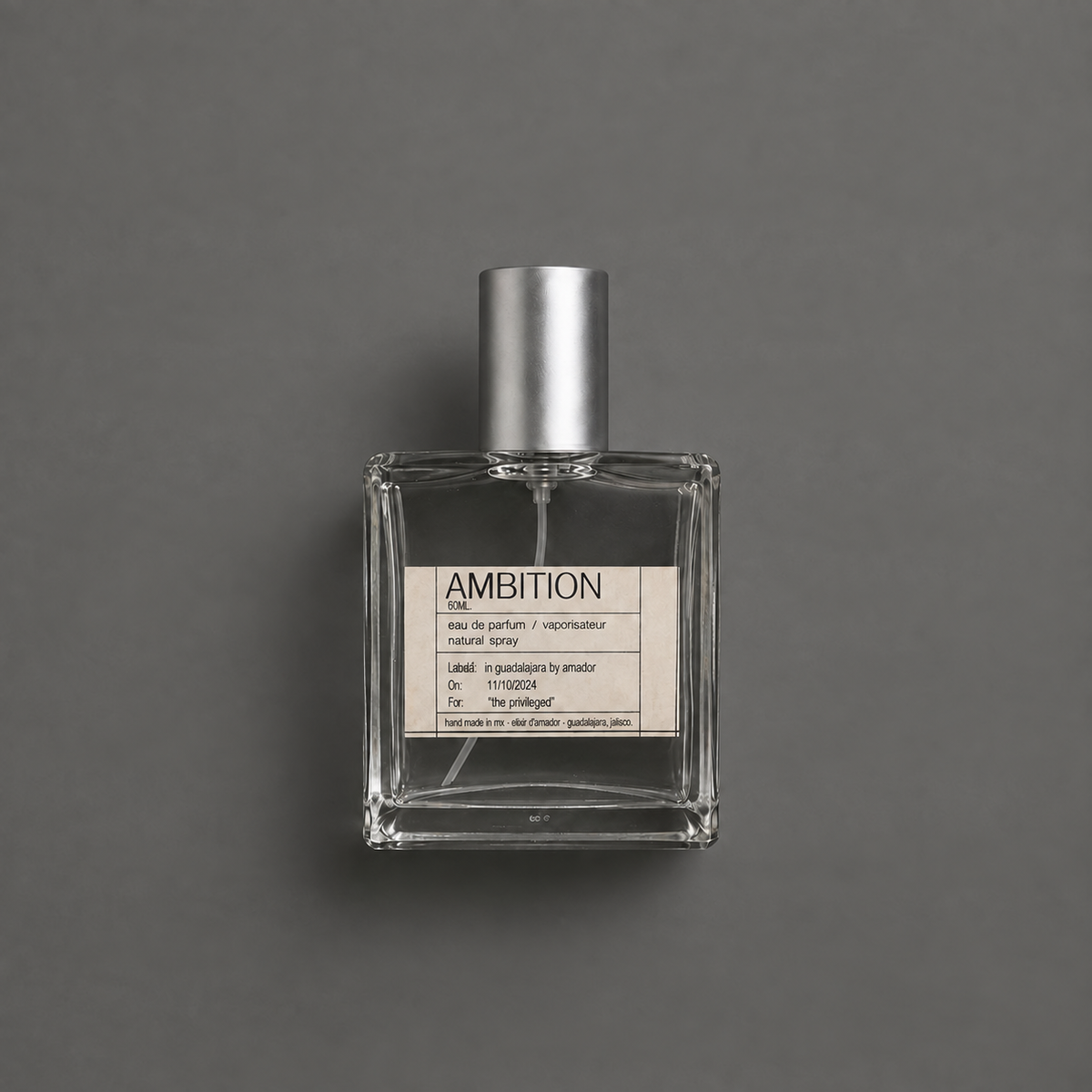 Ambition de Elixir Amador: frasco cuadrado de 60 ml sobre fondo gris.