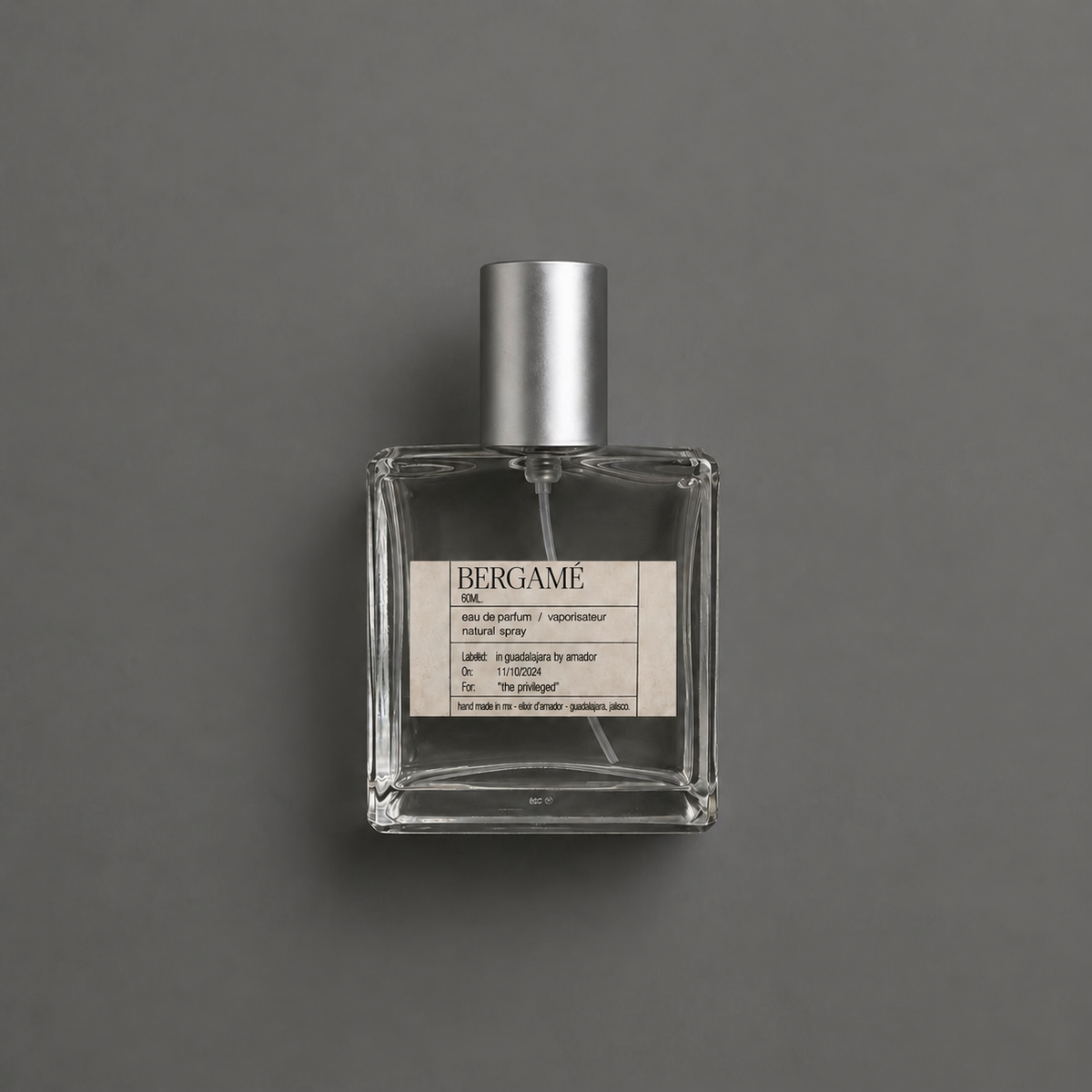 Bergamé de Elixir Amador: frasco cuadrado de 60 ml sobre fondo gris.