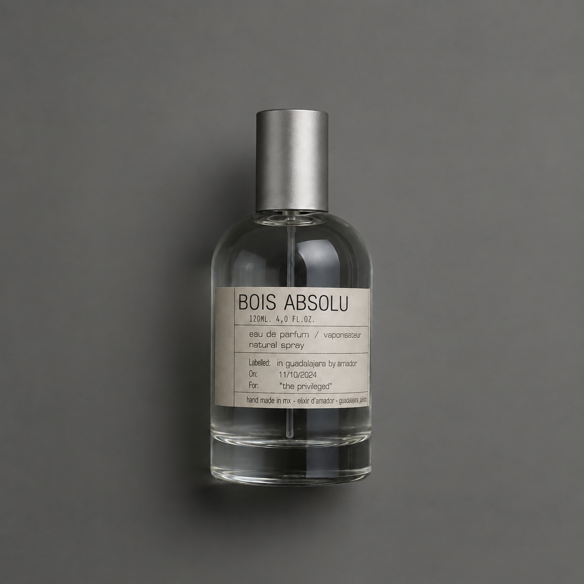 Bois Absolu de Elixir Amador: frasco cilíndrico de 120 ml sobre fondo gris.
