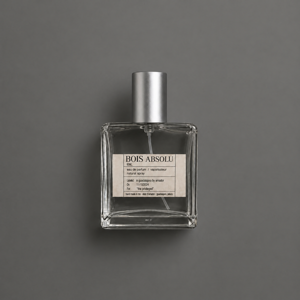 Bois Absolu de Elixir Amador: frasco cuadrado de 60 ml sobre fondo gris.
