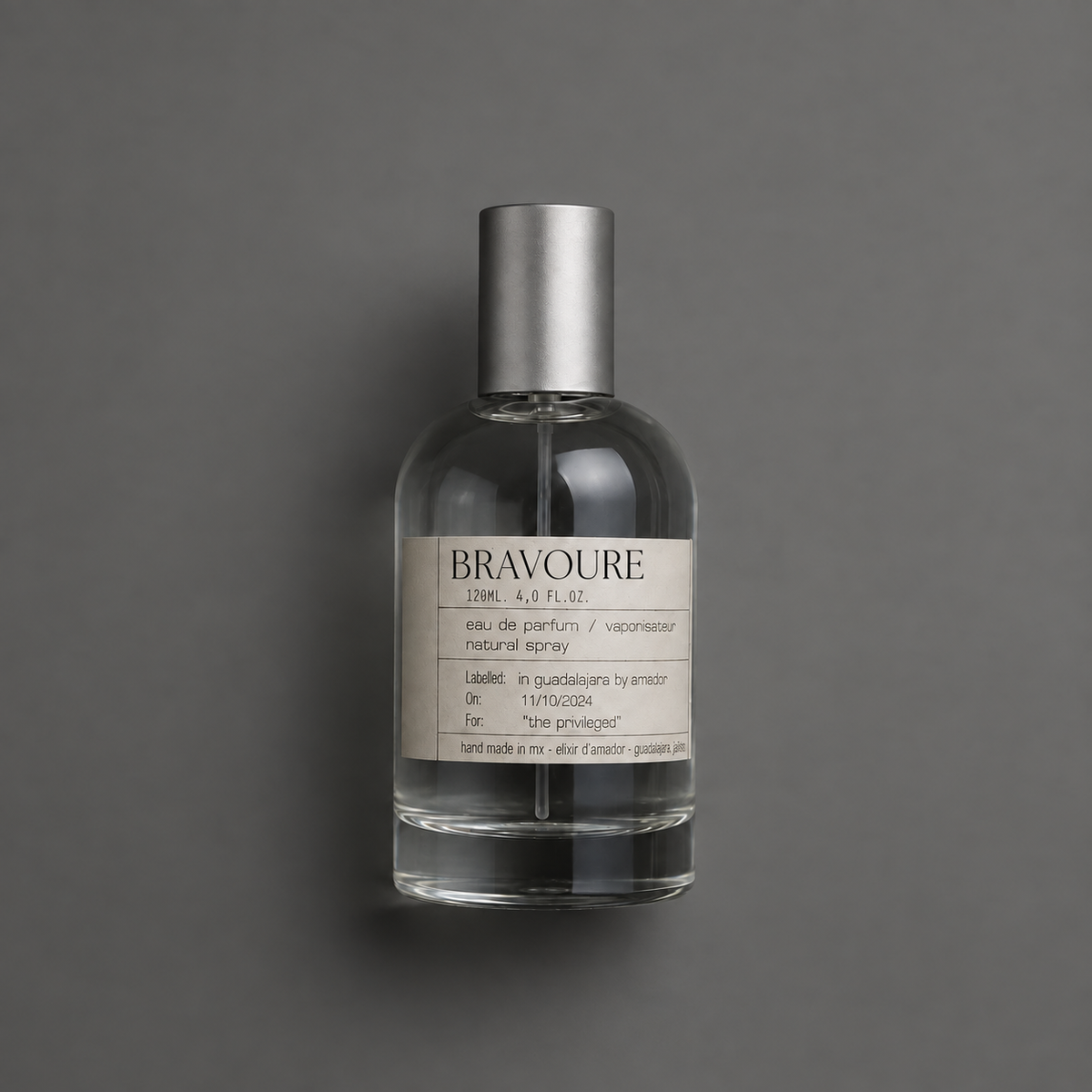 Bravoure de Elixir Amador: frasco cilíndrico de 120 ml sobre fondo gris.