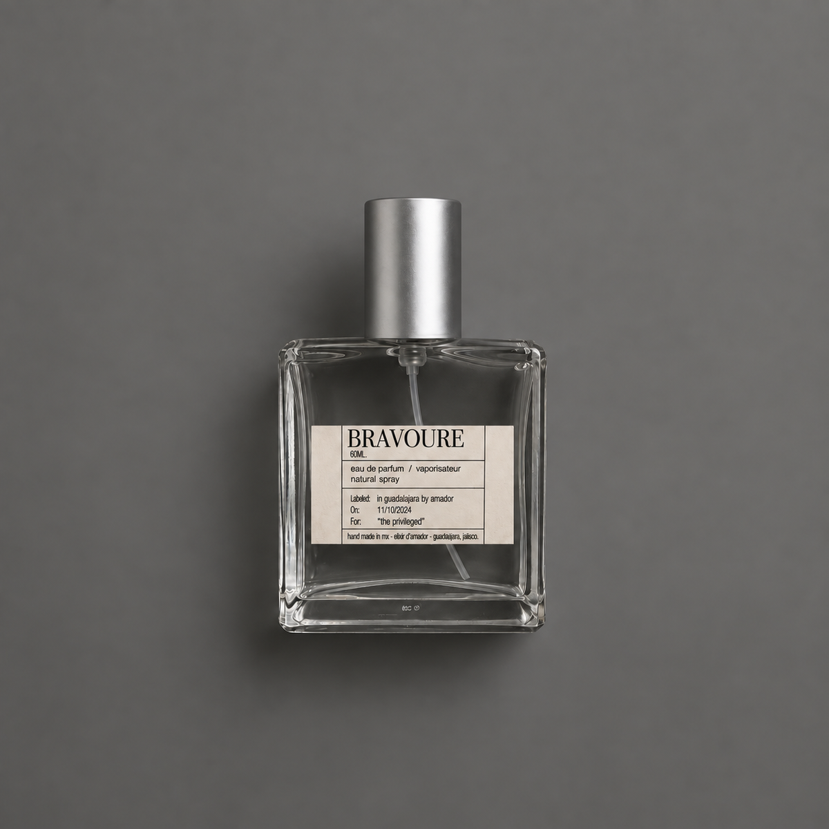 Bravoure de Elixir Amador: frasco cuadrado de 60 ml sobre fondo gris.