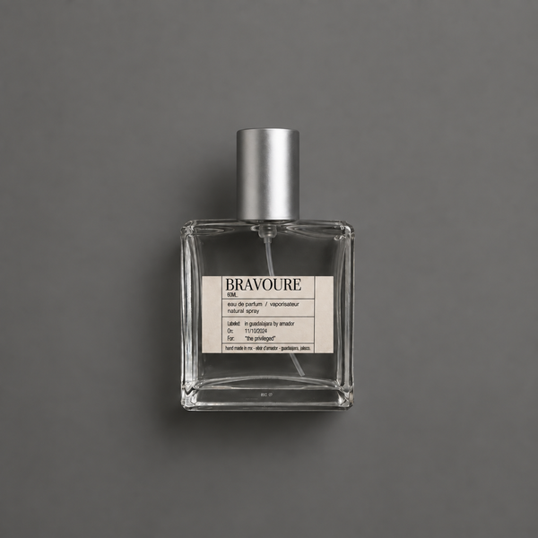 Bravoure de Elixir Amador: frasco cuadrado de 60 ml sobre fondo gris.