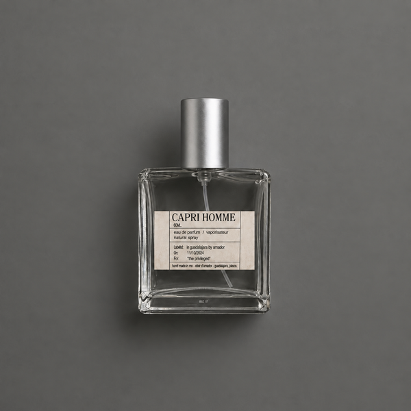 Capri Homme de Elixir Amador: frasco cuadrado de 60 ml sobre fondo gris.