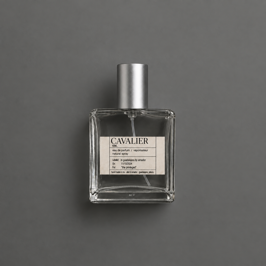 Cavalier de Elixir Amador: frasco cuadrado de 60 ml sobre fondo gris.