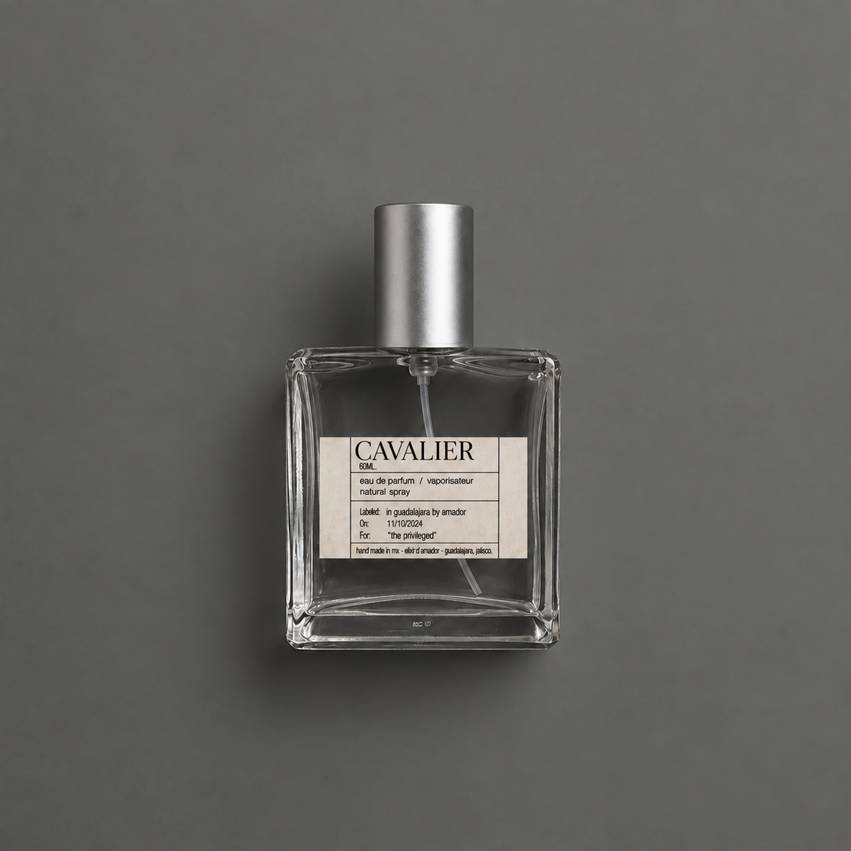 Cavalier de Elixir Amador: frasco cuadrado de 60 ml sobre fondo gris.