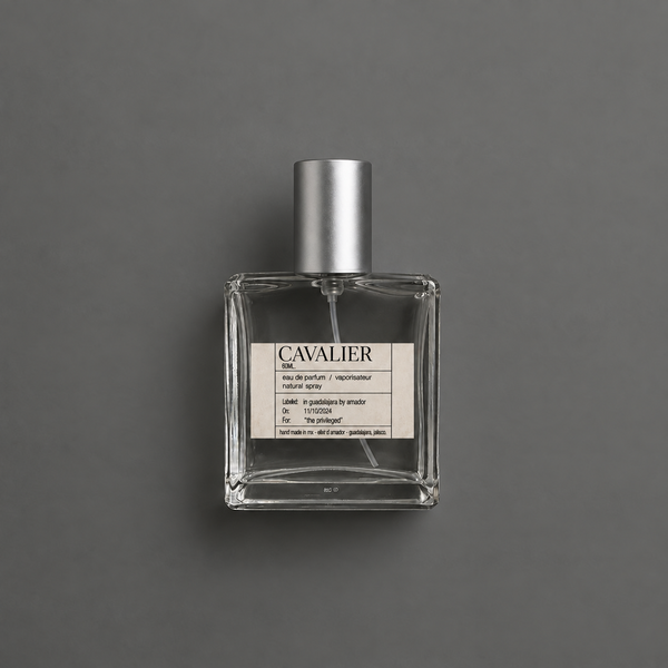 Cavalier de Elixir Amador: frasco cuadrado de 60 ml sobre fondo gris.