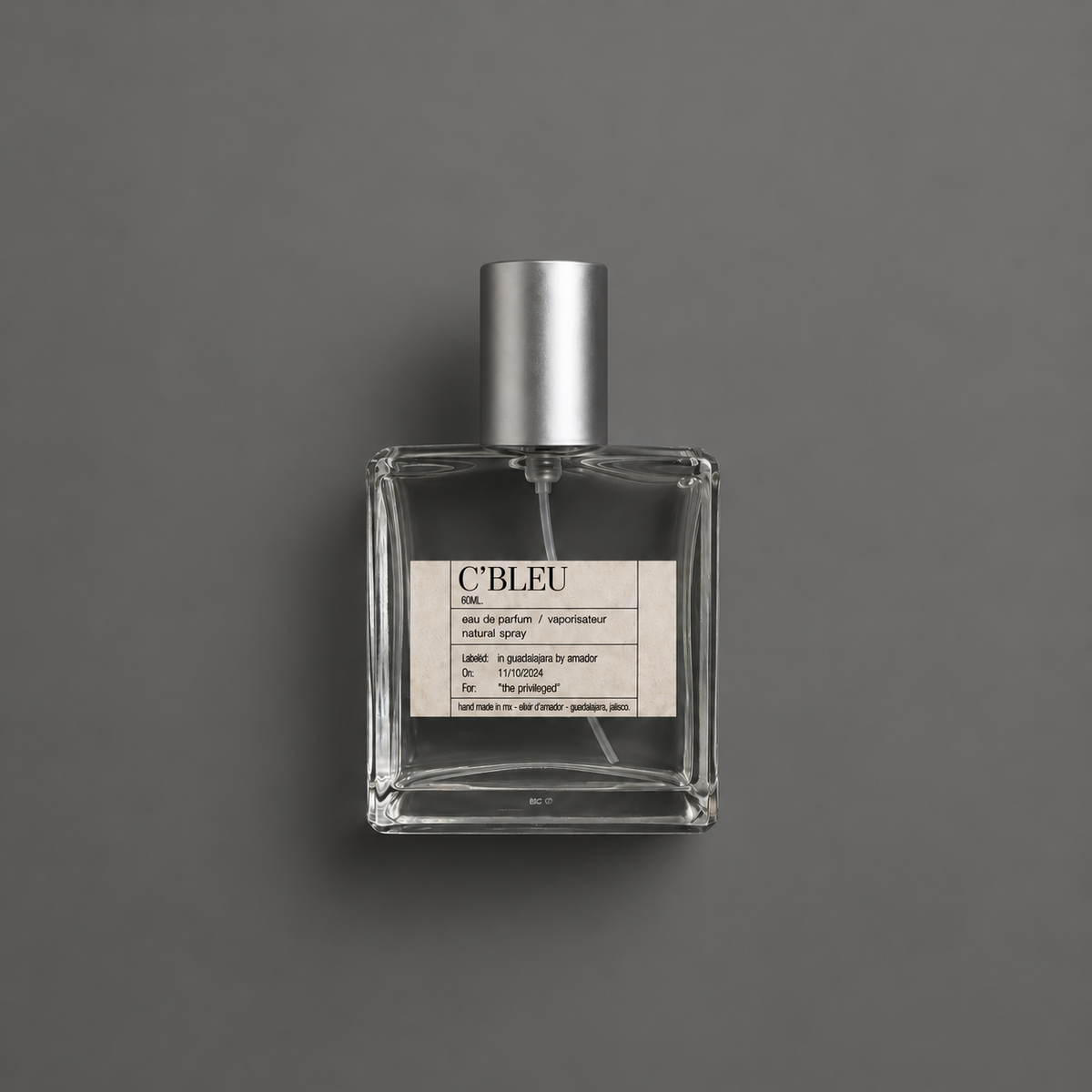 C’Bleu de Elixir Amador: frasco cuadrado de 60 ml sobre fondo gris.