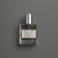 Ciel de Satin de Elixir Amador: frasco cuadrado de 60 ml sobre fondo gris.