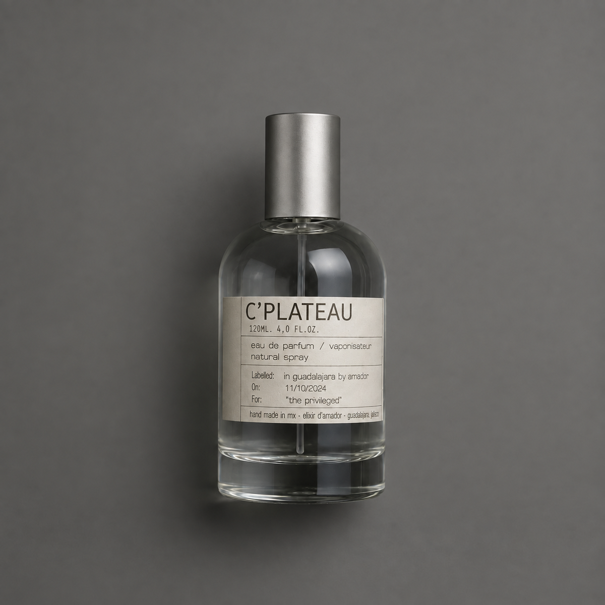 C’Plateau de Elixir Amador: frasco cilíndrico de 120 ml sobre fondo gris.