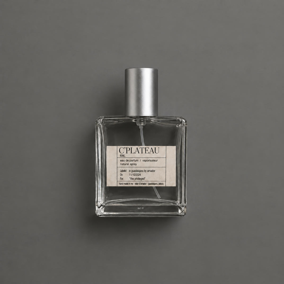 C’Plateau de Elixir Amador: frasco cuadrado de 60 ml sobre fondo gris.