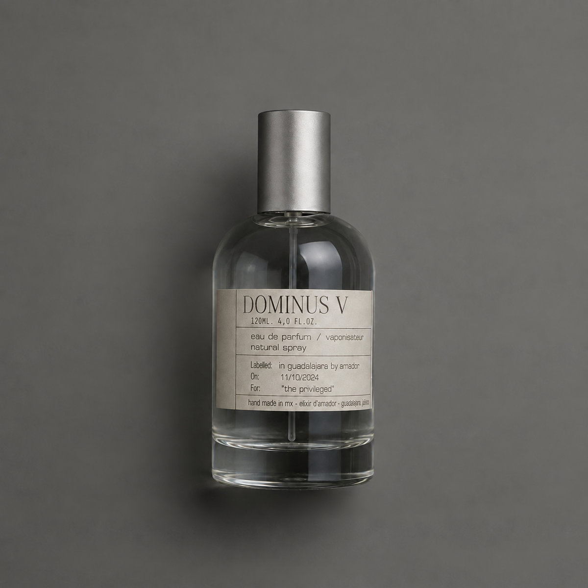 Dominus V de Elixir Amador: frasco cilíndrico de 120 ml sobre fondo gris.