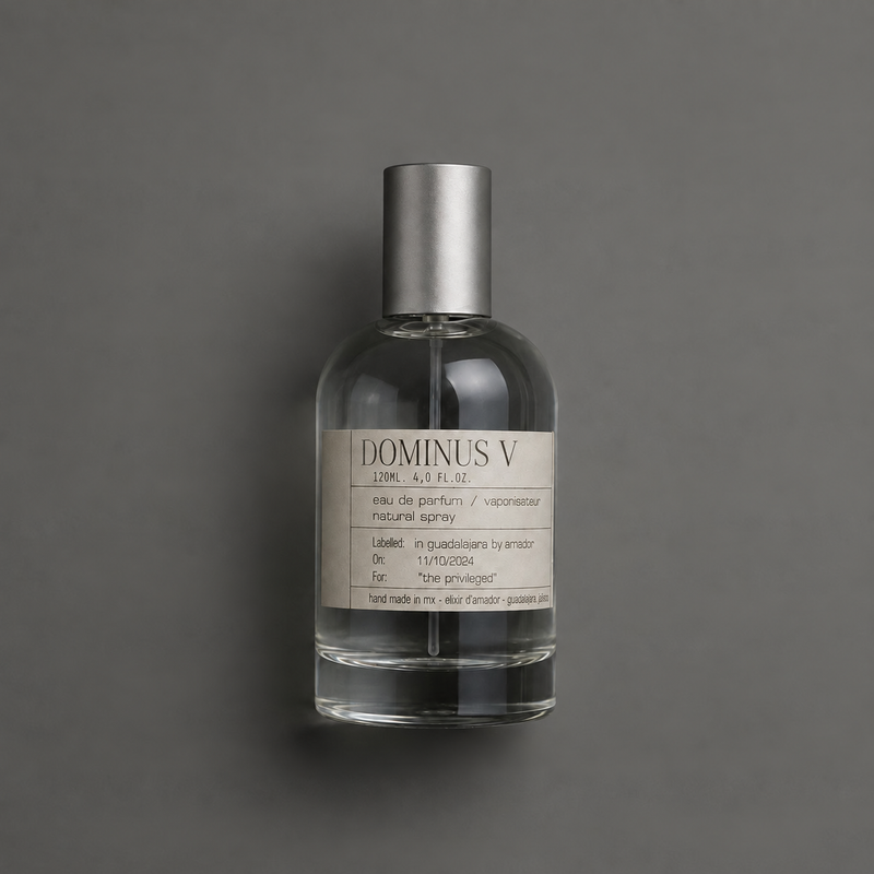 Dominus V de Elixir Amador: frasco cilíndrico de 120 ml sobre fondo gris.