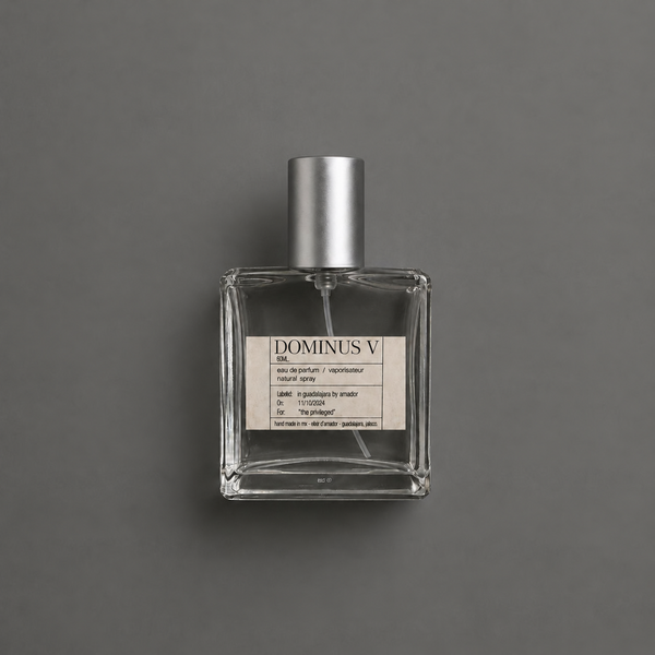 Dominus V de Elixir Amador: frasco cuadrado de 60 ml sobre fondo gris.