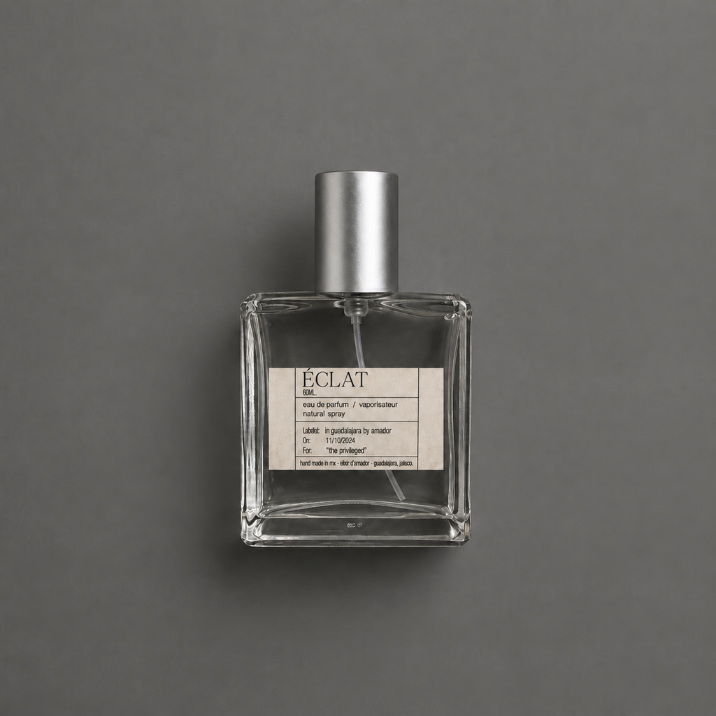 Éclat de Elixir Amador: frasco cuadrado de 60 ml sobre fondo gris.