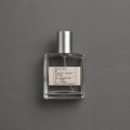 Éclat de Elixir Amador: frasco cuadrado de 60 ml sobre fondo gris.