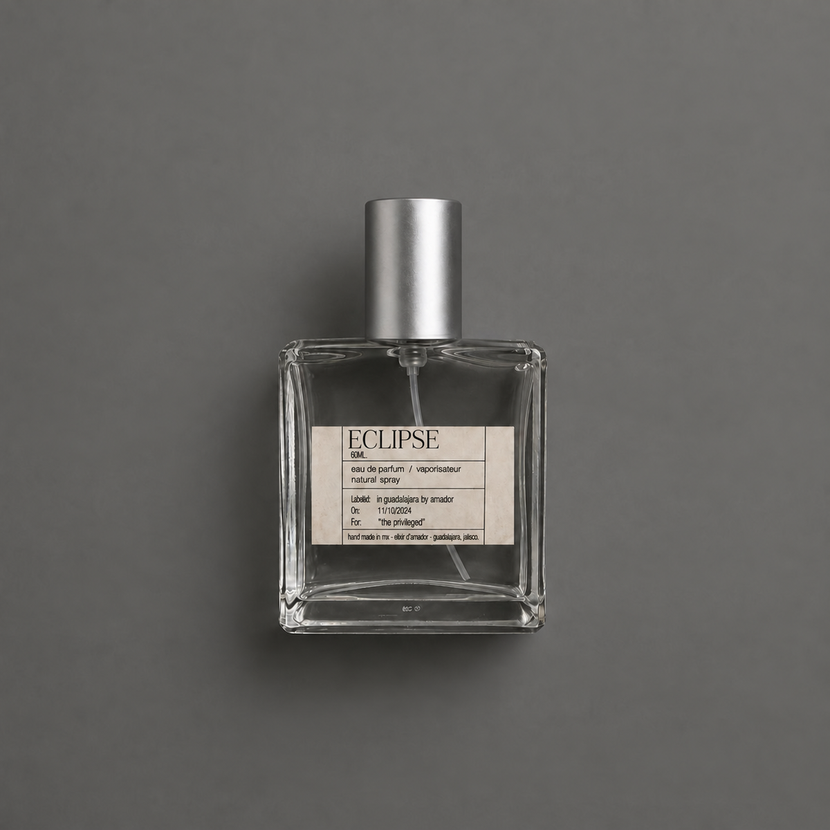 Eclipse de Elixir Amador: frasco cuadrado de 60 ml sobre fondo gris.