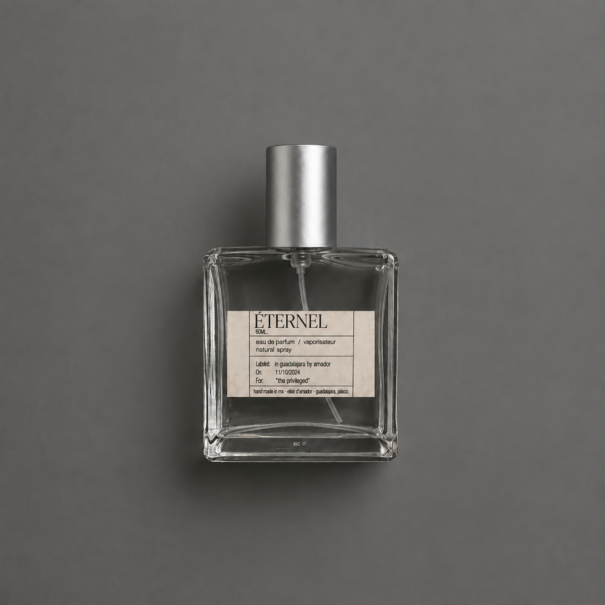 Éternel de Elixir Amador: frasco cuadrado de 60 ml sobre fondo gris.