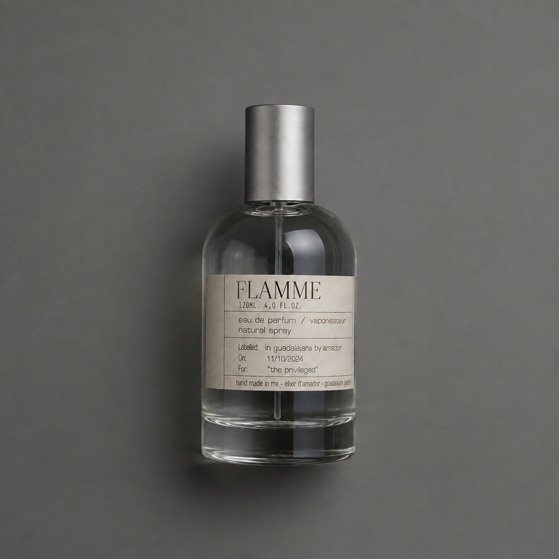 Flamme de Elixir Amador: frasco cilíndrico de 120 ml sobre fondo gris.