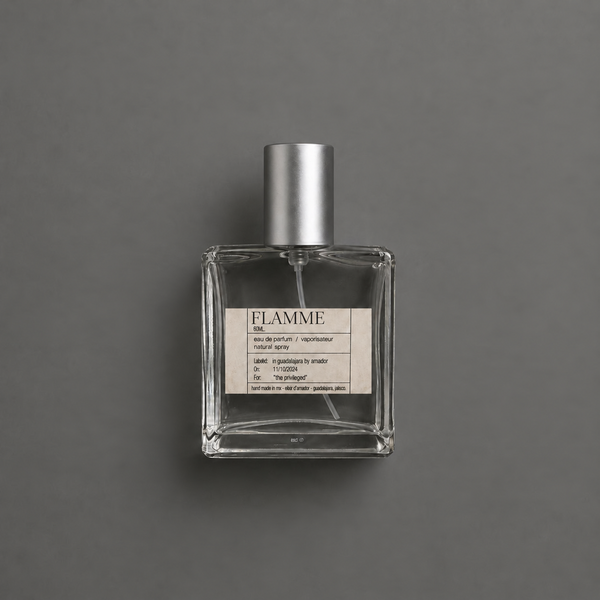 Flamme de Elixir Amador: frasco cuadrado de 60 ml sobre fondo gris.