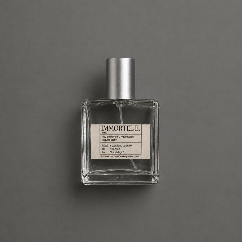 Immortel E. de Elixir Amador: frasco cuadrado de 60 ml sobre fondo gris.