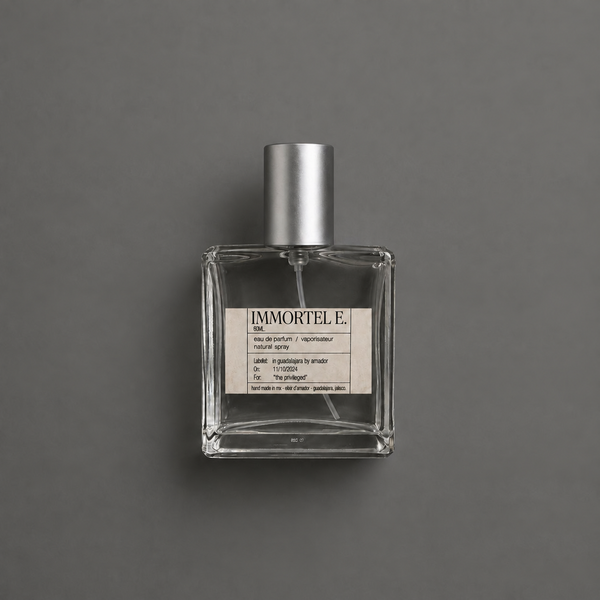 Immortel E. de Elixir Amador: frasco cuadrado de 60 ml sobre fondo gris.