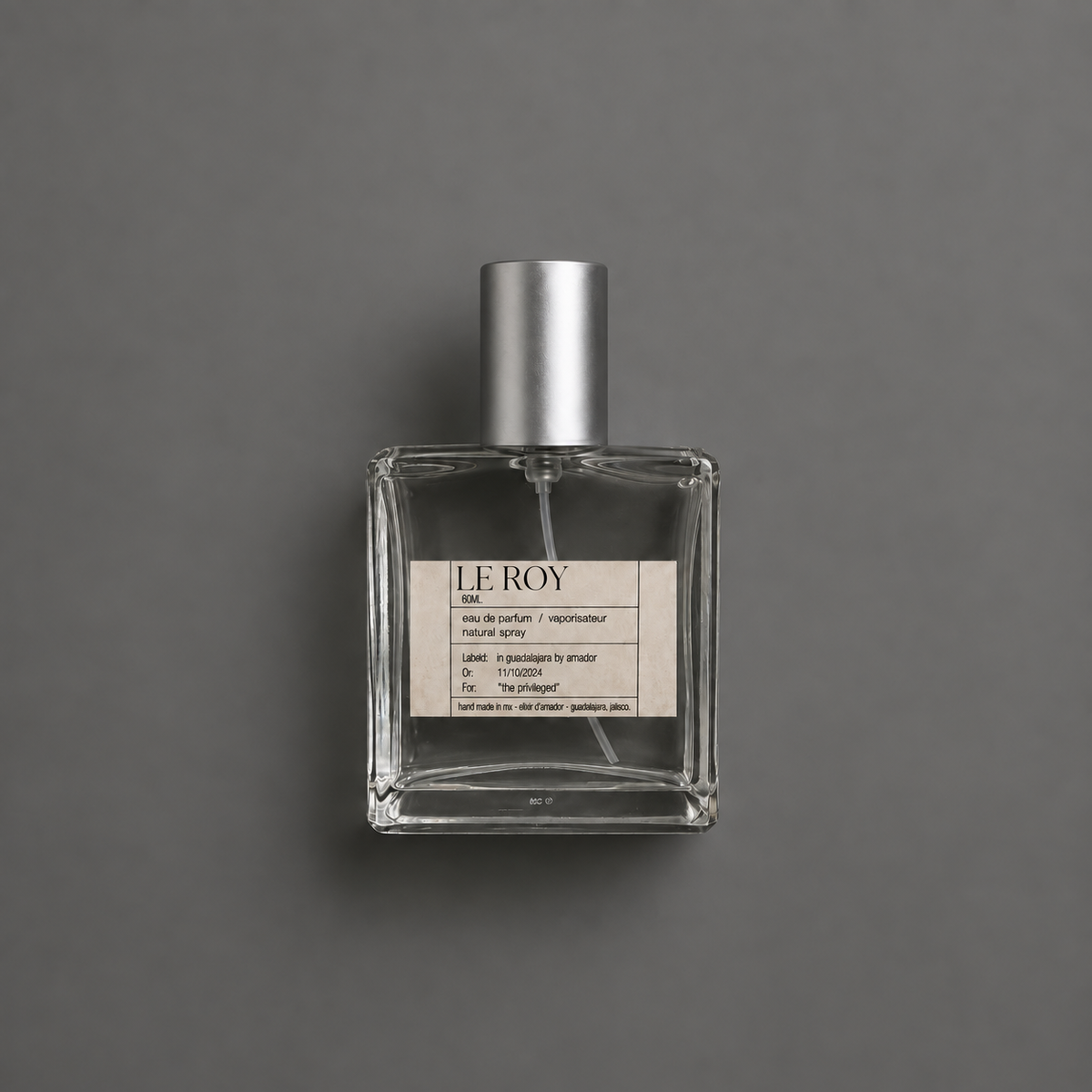 Le Roy de Elixir Amador: frasco cuadrado de 60 ml sobre fondo gris.