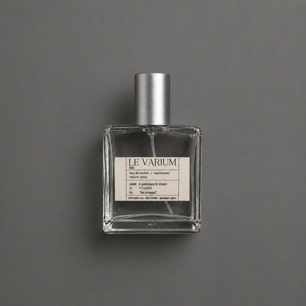 Le Varium de Elixir Amador: frasco cuadrado de 60 ml sobre fondo gris.