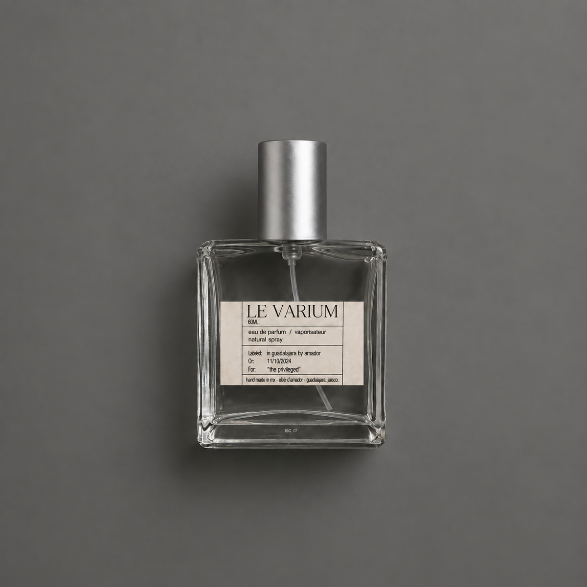 Le Varium de Elixir Amador: frasco cuadrado de 60 ml sobre fondo gris.