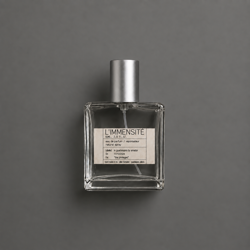 L’Immensité de Elixir Amador: frasco cuadrado de 60 ml sobre fondo gris.