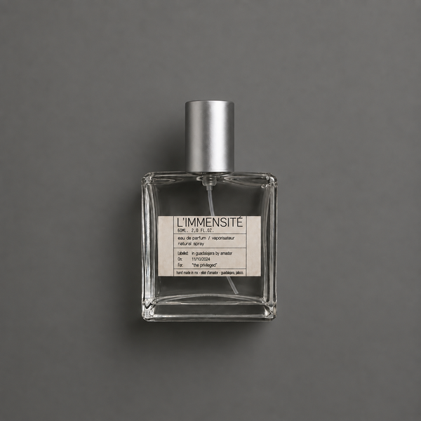 L’Immensité de Elixir Amador: frasco cuadrado de 60 ml sobre fondo gris.