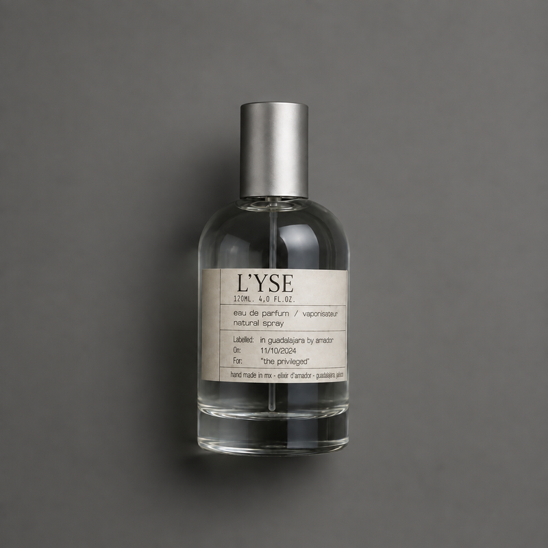 L’Yse de Elixir Amador: frasco cilíndrico de 120 ml sobre fondo gris.