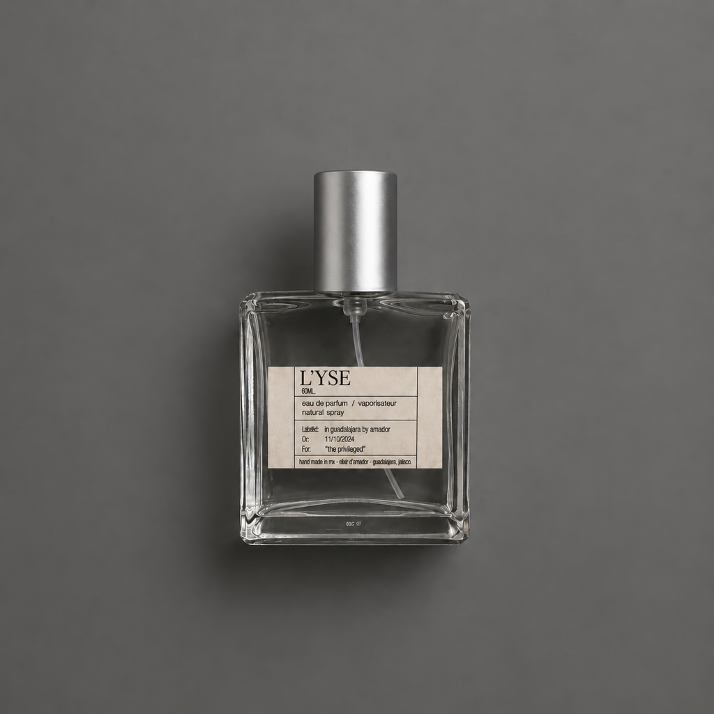 L’Yse de Elixir Amador: frasco cuadrado de 60 ml sobre fondo gris.