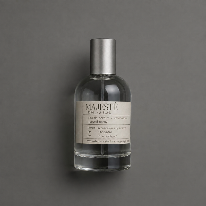Majesté de Elixir Amador: frasco cilíndrico de 120 ml sobre fondo gris.