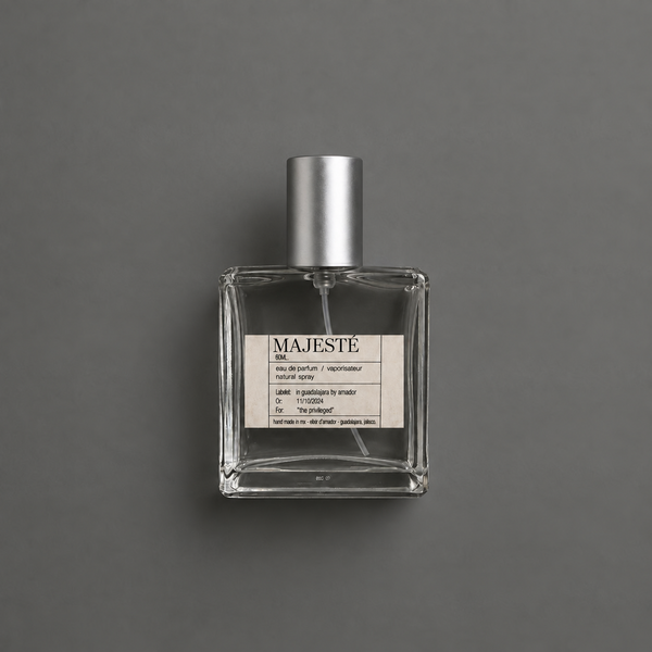 Majesté de Elixir Amador: frasco cuadrado de 60 ml sobre fondo gris.