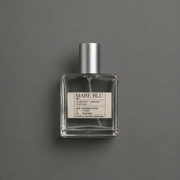 Mare Blu de Elixir Amador: frasco cuadrado de 60 ml sobre fondo gris.