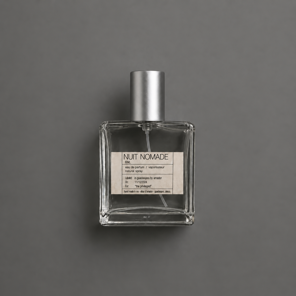 Nuit Nomade de Elixir Amador: frasco cuadrado de 60 ml sobre fondo gris.