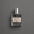 Nuit Nomade de Elixir Amador: frasco cuadrado de 60 ml sobre fondo gris.