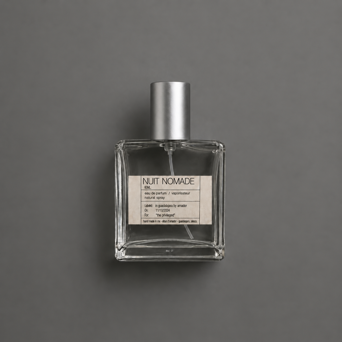 Nuit Nomade de Elixir Amador: frasco cuadrado de 60 ml sobre fondo gris.