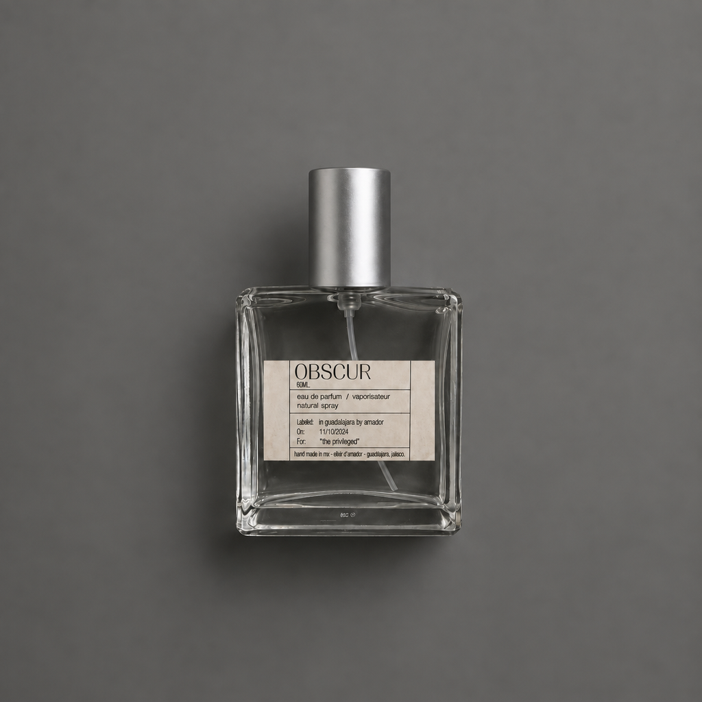 Obscur de Elixir Amador: frasco cuadrado de 60 ml sobre fondo gris.