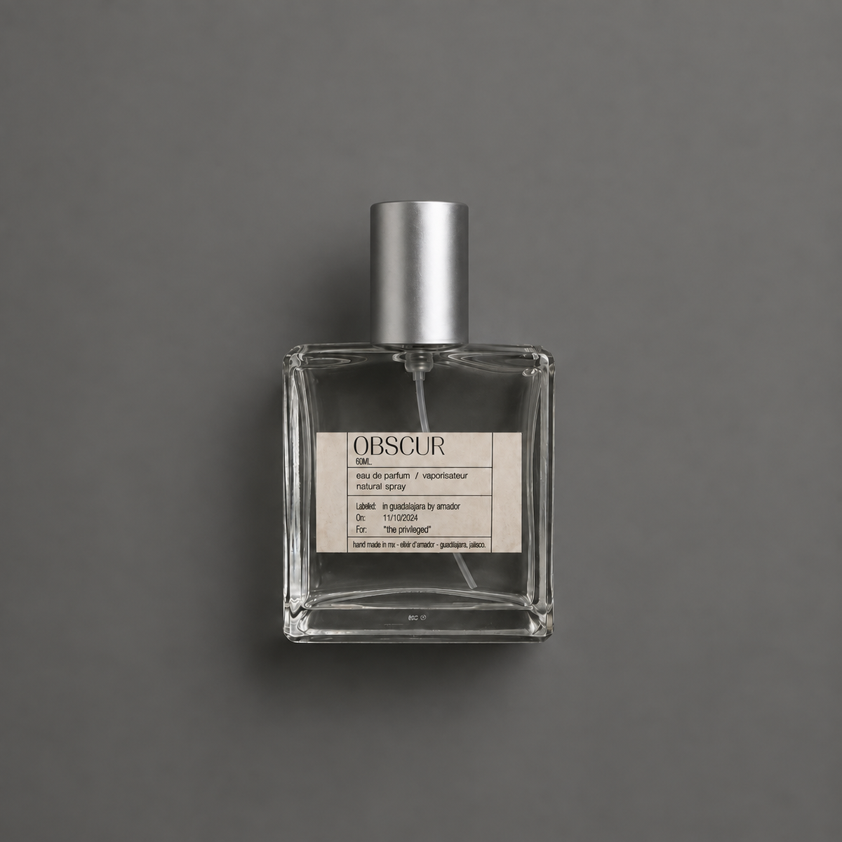 Obscur de Elixir Amador: frasco cuadrado de 60 ml sobre fondo gris.