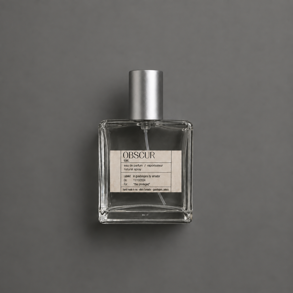 Obscur de Elixir Amador: frasco cuadrado de 60 ml sobre fondo gris.