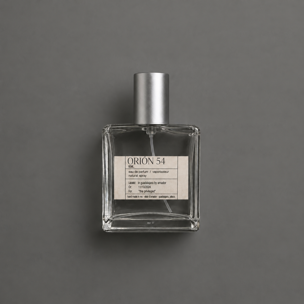 Orion 54 de Elixir Amador: frasco cuadrado de 60 ml sobre fondo gris.