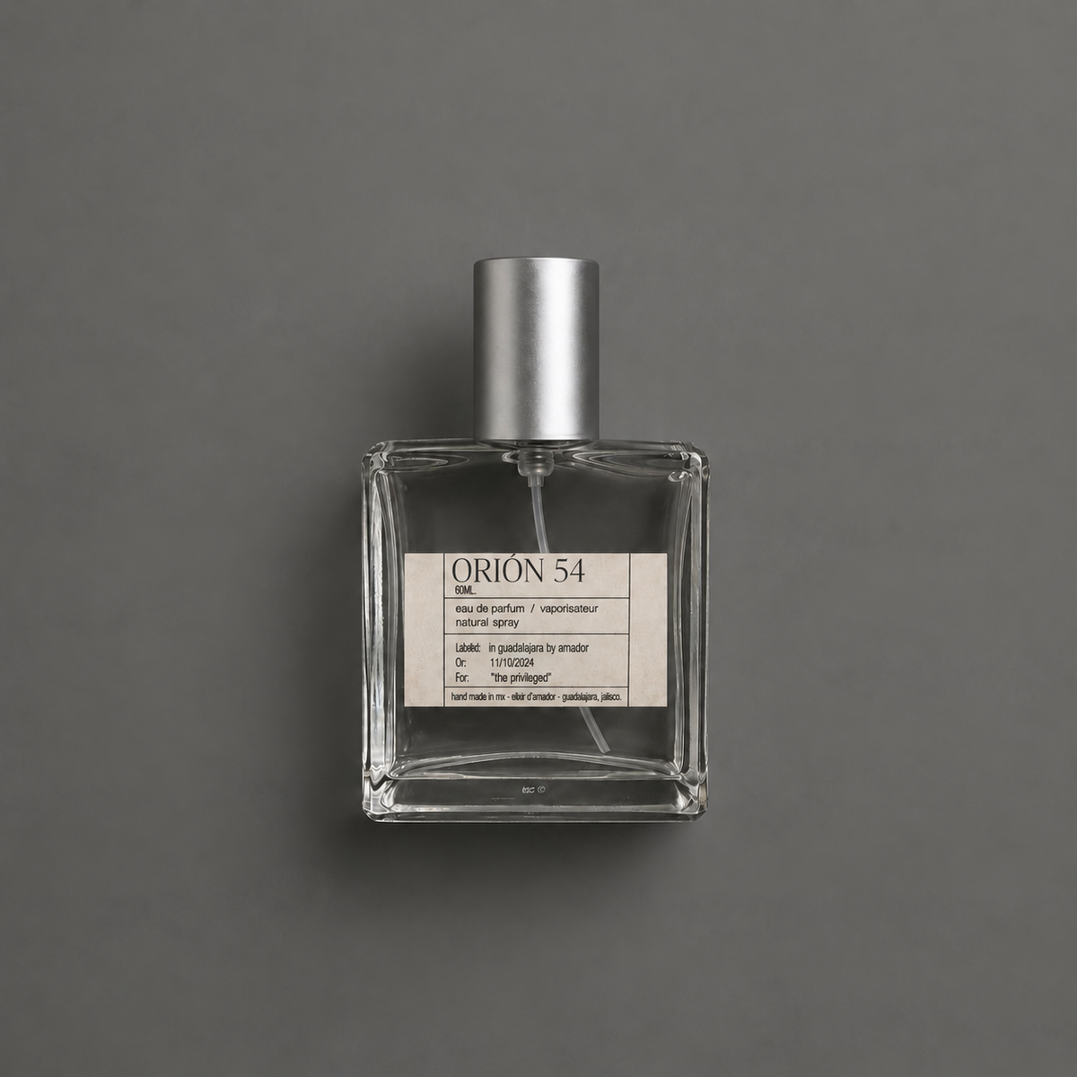 Orion 54 de Elixir Amador: frasco cuadrado de 60 ml sobre fondo gris.