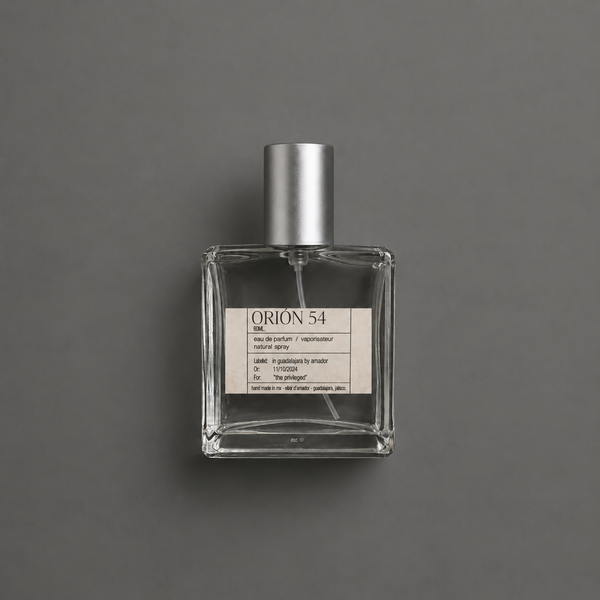 Orion 54 de Elixir Amador: frasco cuadrado de 60 ml sobre fondo gris.