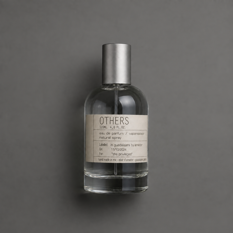 Others de Elixir Amador: frasco cilíndrico de 120 ml sobre fondo gris.