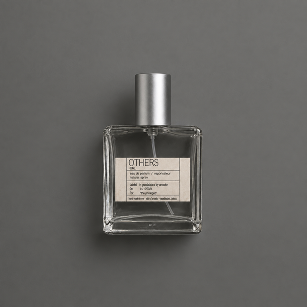 Others de Elixir Amador: frasco cuadrado de 60 ml sobre fondo gris.